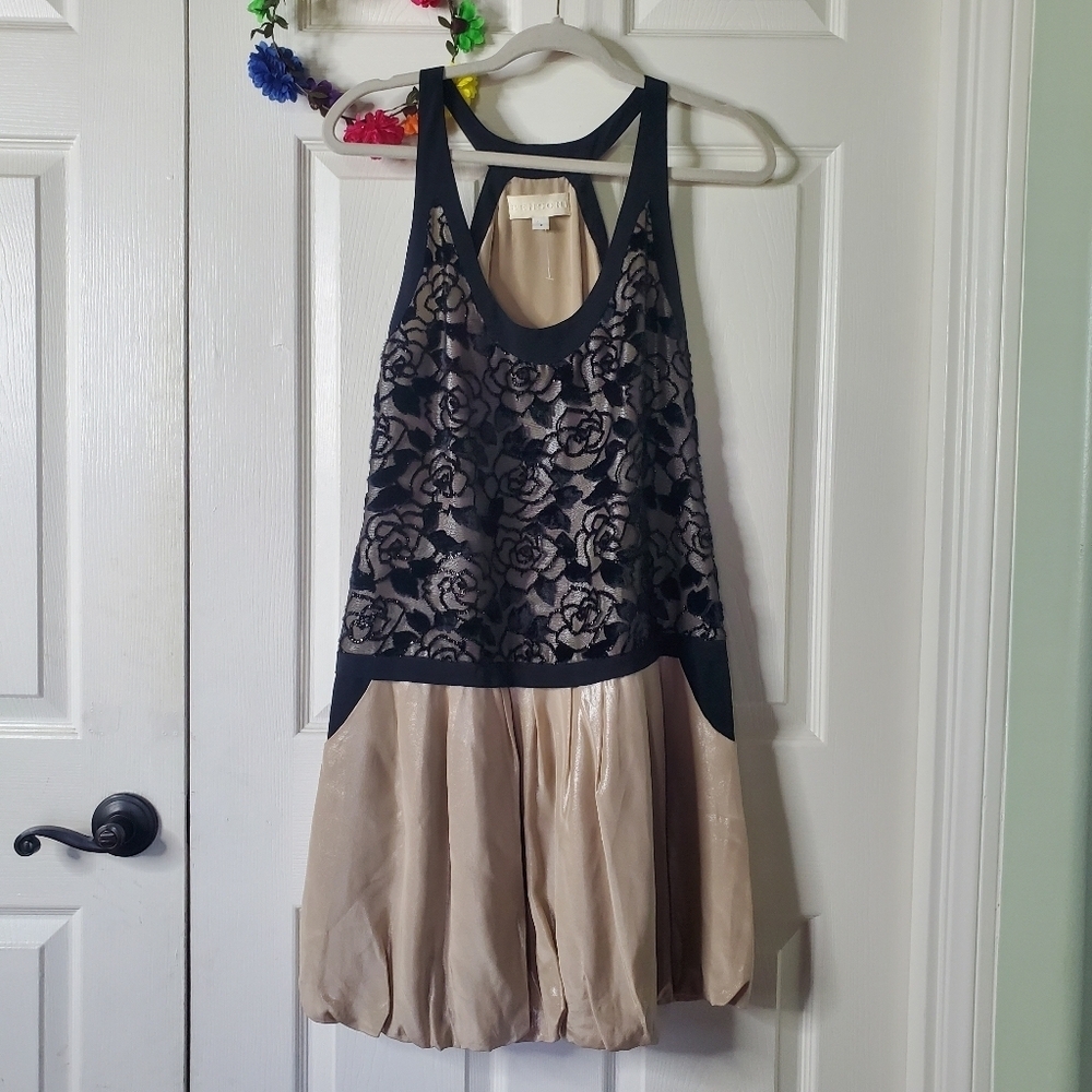 Bensoni Pullover Sleeveless Black Embroidery & Gold Dress Size 2 Floral Pockets